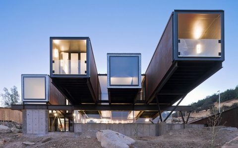 Caterpillar-House-Chile-photo-Sergio-Pirrone